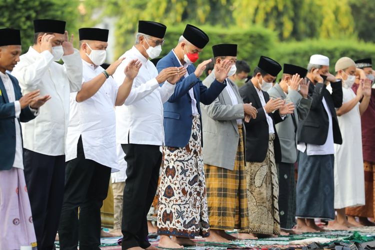 Gubernur Jawa Tengah Ganjar Pranowo mengikuti salat Idul Fitri di Lapangan Simpang Lima, Kota Semarang pada Senin (2/5/2022) pagi.