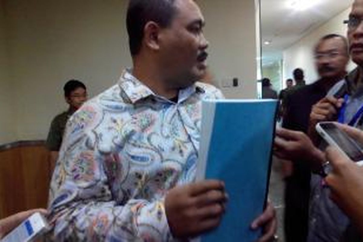 Ketua tim angket Muhammad Sangaji membawa dokumen berisi pelanggaran Gubernur DKI Jakarta Basuki Tjahaja Purnama sebagai hasil penyelidikan angket. 