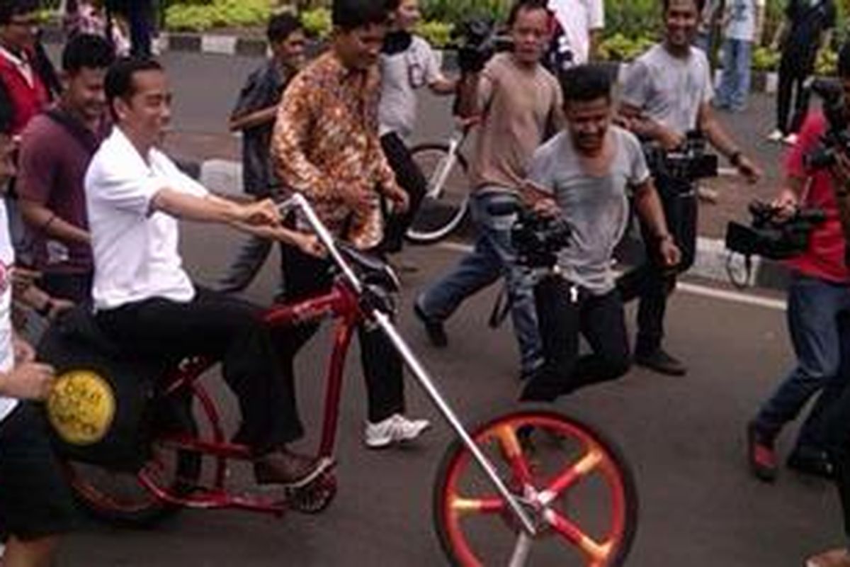 Gubernur DKI Jakarta Joko Widodo, menaiki sepeda Low Rider milik salah seorang komunitas sepeda yang tengah mengikuti Car Free Day di area Bundaran Hotel Indonesia, Minggu (25/11/2012) pagi.