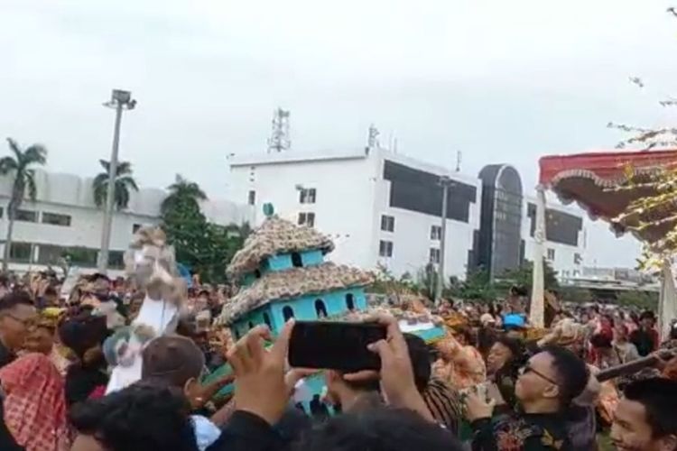 Sambut MTQ Nasional XXXI, Kota Semarang Pamerkan Roti Ganjel Rel lewat Kirab Dugderan