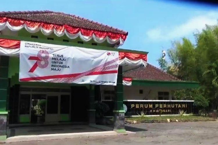 Kantor Perhutani KPH Ngawi. Administratur Perhutani Ngawi Tulus Budyadi emngaku ada 2 pegawai Perhutani yang diamankan oleh tim unit II Jatanras Polda Metro Jaya pada Sabtu (19/08) lalu terkait kepemilikan senjata air gun.