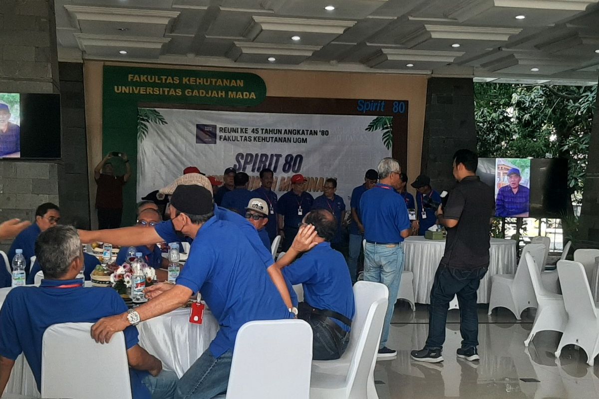 Para peserta reuni angkatan 80 Fakultas Kehutanan UGM sudah tampak hadir. Rencananya Presiden ke-7 Joko Widodo akan turut hadir dalam acara reuni di Fakultas Kehutanan UGM ini.