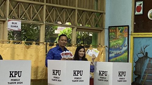 Didampingi Istri, AHY Mencoblos di TPS 101 Cipete Utara