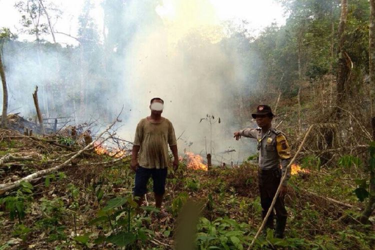 Tim Gabungan mengamankan seorang pelaku pembakaran lahan di  di Desa Talang Jerinjing, Kecamatan Rengat Barat, Kabupaten Indragiri Hulu, Riau
