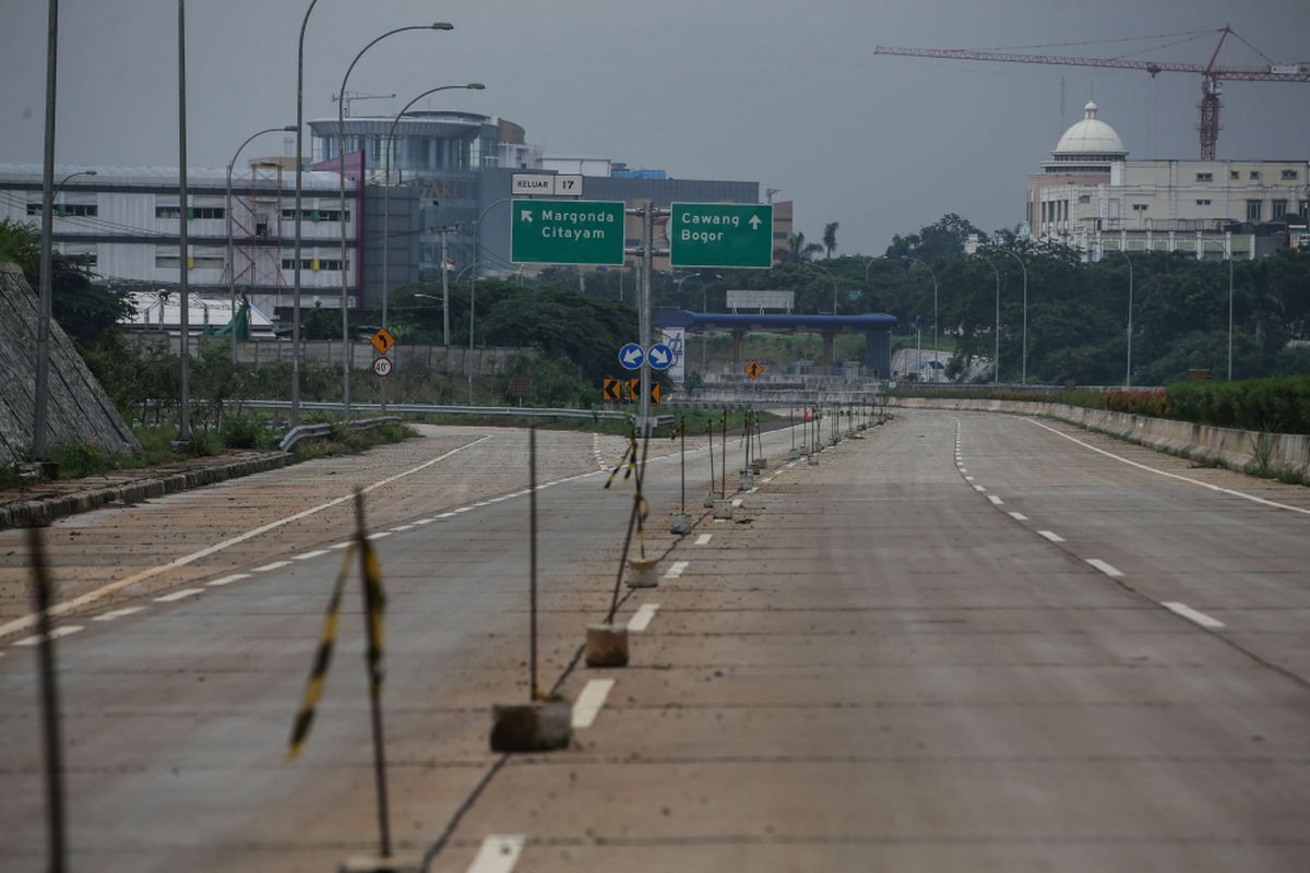 Proyek pembangunan Tol Cijago di wilayah Depok, Tabu (20/2/2019). Proyek tol tersebut menghubungkan Tol Jagorawi menuju Cinere. Hingga kini pembangunan tol di ruas ini sudah mencapai wilayah Kukusan, Depok.