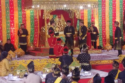 Jokowi Kembali Terima Gelar Adat, Kali Ini dari Masyarakat Riau