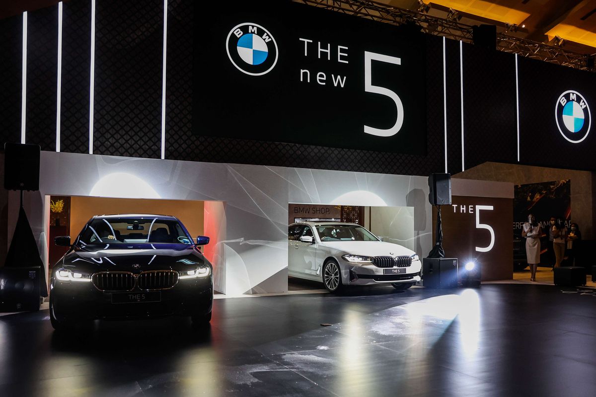 Mobil terbaru BMW The New 5 di booth BMW Indonesia IIMS Hybrid 2021 di Hall A1 JiExpo Kemayoran, Jakarta Utara, Kamis (15/4/2021). BMW Indonesia ikut memeriahkan Indonesia International Motor Show (IIMS) yang berlangsung dari 15-25 April 2021, dengan menerapkan protokol kesehatan yang ketat.