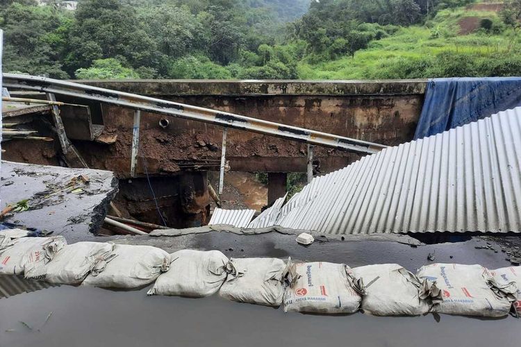 Jembatan Cikereteg yang berlokasi di ruas Jalan Raya Bogor Ciawi-Sukabumi, Caringin, Kabupaten Bogor, Jawa Barat, ambles akibat diguyur hujan deras. Kini, semua kendaraan roda empat dan selebihnya dilarang melintasi jembatan tersebut. Kendaraan dialihkan ke jalan tol.