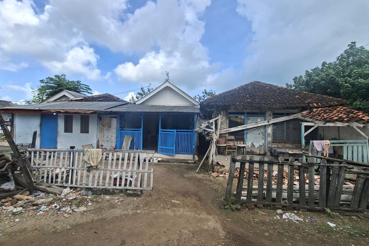 Kisah Sepasang Lansia di Sumenep, Bertahan di Rumah Langganan Rob dan Menanti Tangkis Laut