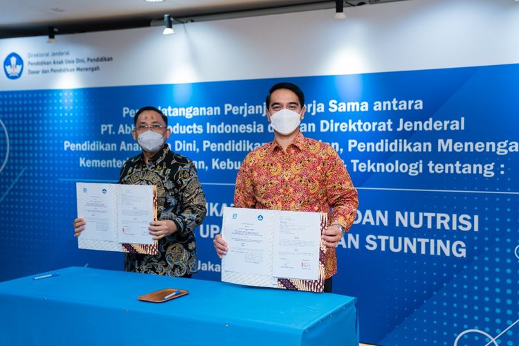 Perjanjian kerja sama antara Presiden Direktur PT Abbott Products Indonesia Angelico Lagundi Escobar dan Direktur PAUD Muhammad Hasbi di Jakarta, 17 Juni 2022.
