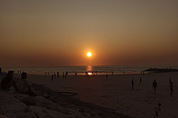 Pemandangan sunset (matahari terbenam) di pantai depan Discovery Mall Bali, Kuta, Bali pada Minggu (29/10/2023).