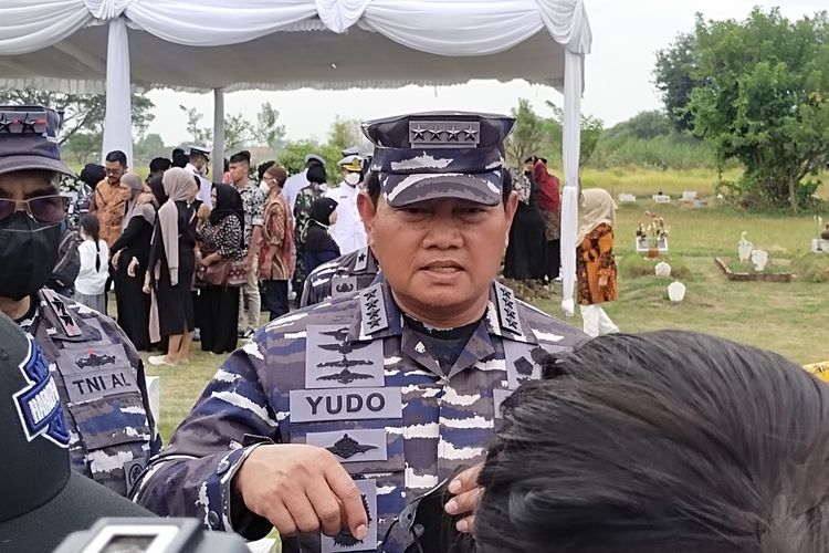 Kepala Staf Angakatan Laut (KSAL) Laksamana TNI Yudo Margono saat memberikan keterangan usai pemakaman dua kru pilot di Komplek Makam TNI-AL Taman Bahagia Sidoarjo, Jumat (09/09/2022)