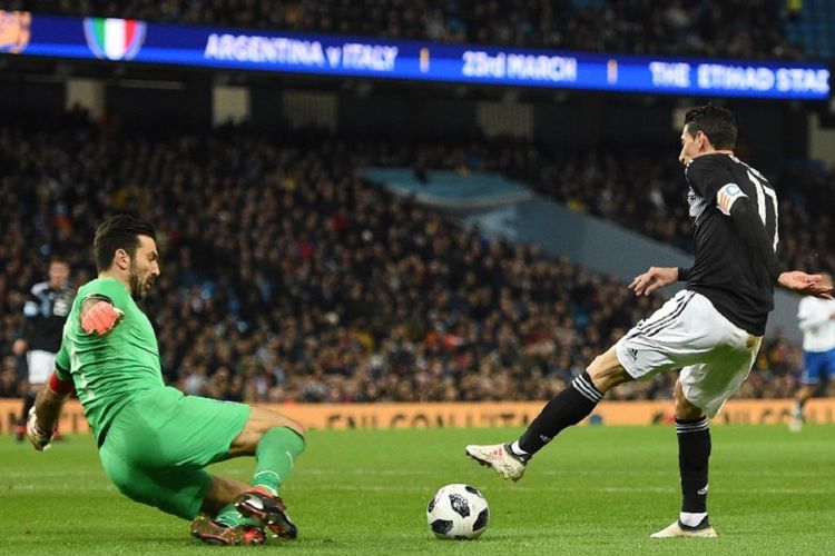 Kiper timnas Italia, Gianluigi Buffon, menahan tembakan Angel Di Maria yang menjadi kapten timnas Argentina pada laga uji coba di Stadion Etihad, Jumat (23/3/2018). 
