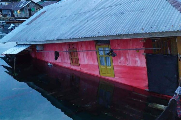 Sebuah rumah warga di Desa Swai, Kecamatan Seram Utara, Kabupaten Maluku Tengah ambruk ke laut setelah gempa susulan 3,4 mengguncnag wilayah tersebut pada Jumat (5/11/2021) sekira Pukul 04.34 WIT