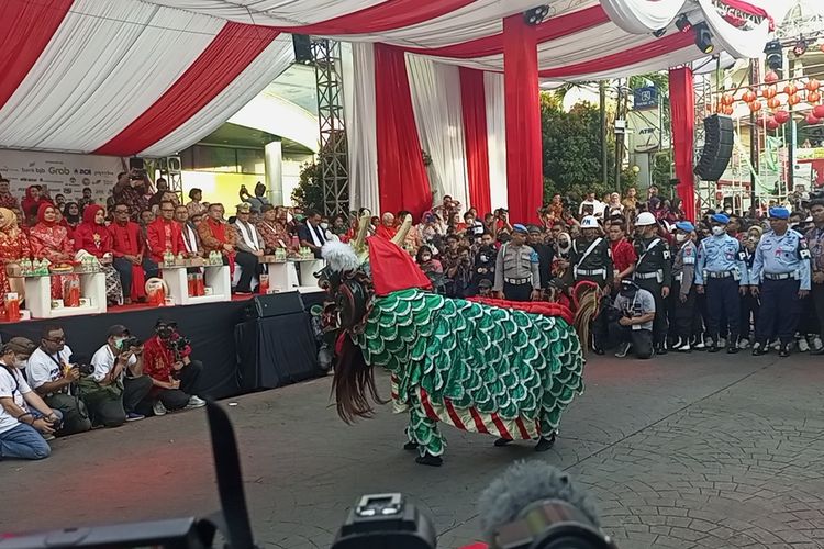 Perayaan puncak Cap Go Meh Bogor Street Festival (CGM-BSF) 2023 dibuka dengan pemukulan gong dan pengibaran bendera merah putih oleh Wakil Menteri Pariwisata dan Ekonomi Kreatif (Wamenparekraf) Angela Herliani Tanoesoedibjo di Jalan Suryakencana, Bogor Tengah, Kota Bogor, Minggu (5/2/2023).