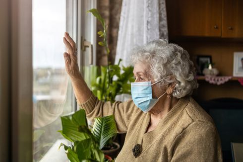 Omicron Bisa Merusak Tubuh, Luhut: Lansia 60 Tahun ke Atas Jangan Keluar Rumah hingga Sebulan ke Depan