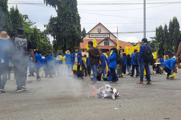 Mahasiswa Rembang menggelar aksi demonstrasi tolak kenaikan BBM di Jalan Pantura, depan gedung DPRD Kabupaten Rembang, Jawa Tengah, Kamis (8/9/2022)