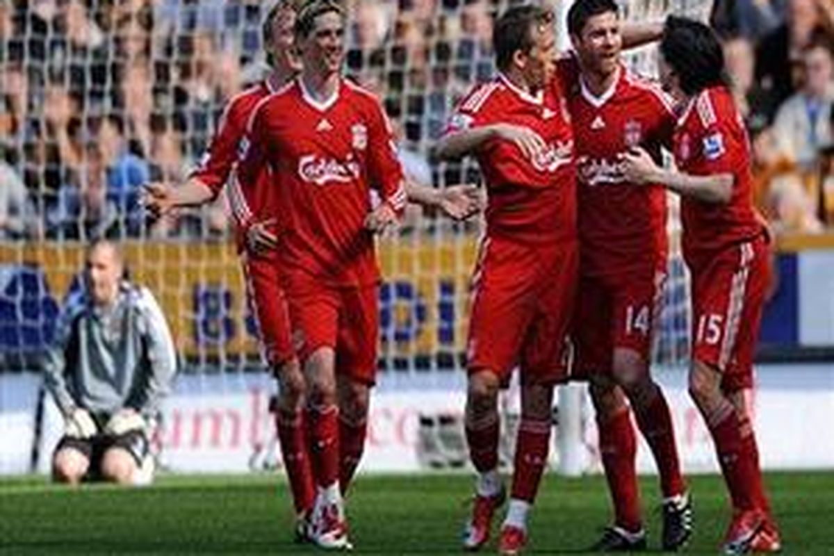 Para pemain Liverpool merayakan gol Xabi Alonso (dua dari kanan) ke gawang Hull City, Sabtu (25/4). Liverpool akhirnya menang 3-1.