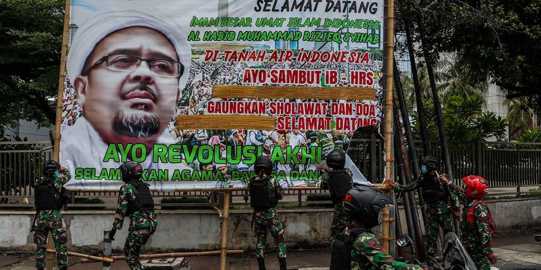 Members of the Indonesian military (TNI) take down an illegal poster in Tanah Abang in Central Jakarta on Friday, November 20, 2020.  