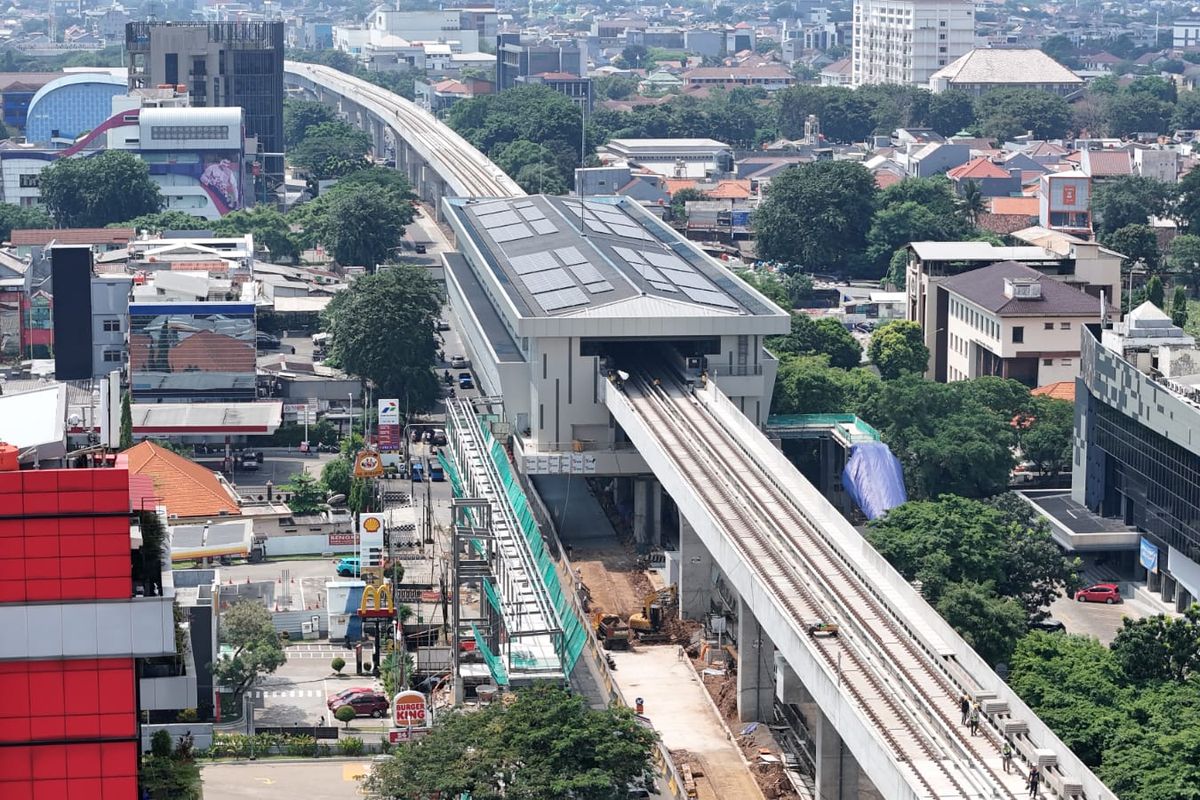 Perlintasan Light Rail Transit (LRT) Jakarta Fase 1B Velodrome-Manggarai.
