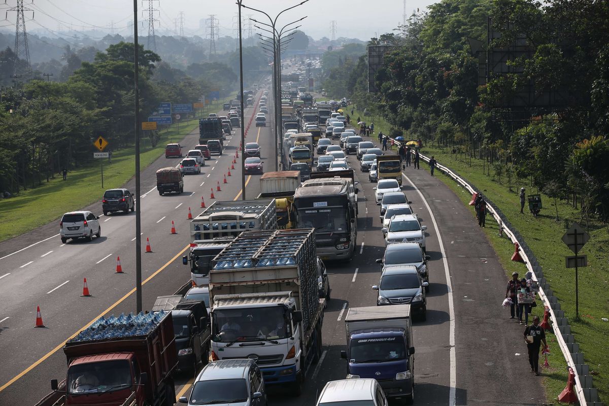 Antrean kendaraan terjebak kemacetan di tol Jagorawi menuju Puncak Bogor, Sabtu (15/8/2020). Libur panjang akhir pekan mengakibatkan banyak wisatawan berlibur ke Puncak.