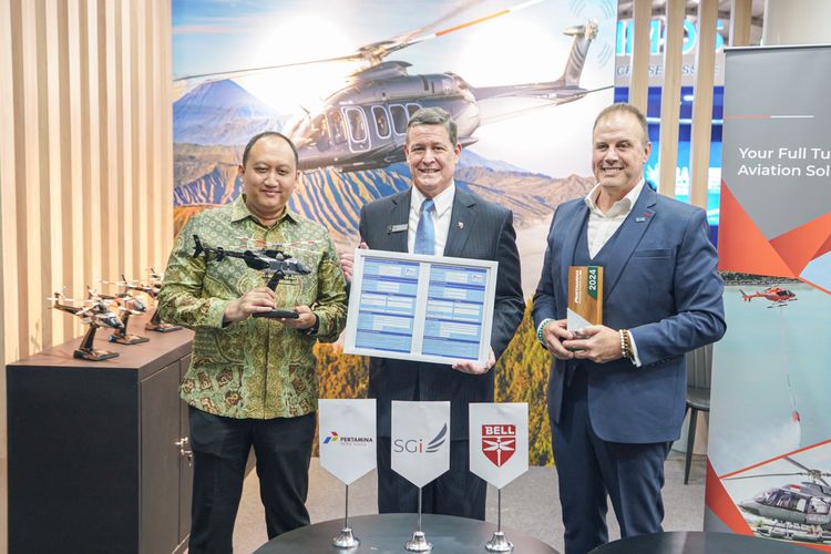 Dirut PT Pertamina Patra Niaga Riva Siahaan, CEO PT SGI François Lassale, dan Direktur Pengembangan Bisnis Bell untuk Asia Pasifik William Dickey terlihat berfoto bersama dalam perhelatan Bali International Airshow 2024 di Bandara Internasional I Gusti Ngurah Rai, Bali, Kamis (19/9/2024). 