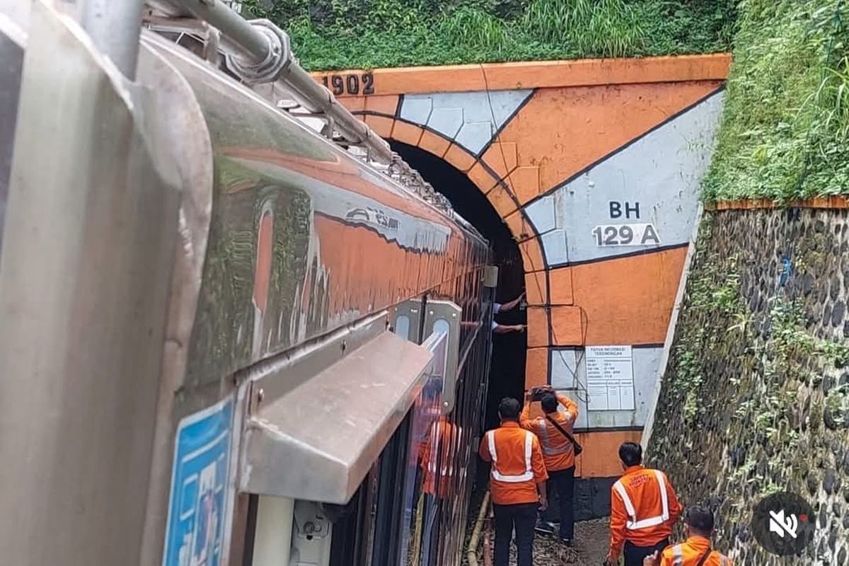 Viral Video Kereta Api Tertahan di Terowongan Gumitir, Begini Penjelasan KAI