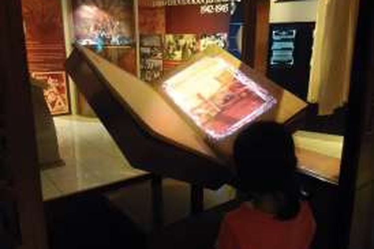 Kecanggihan museum ini terlihat dari pertama pengunjung masuk. Pengunjung akan disuguhi interactive book yang menyajikan sejarah tatar sunda. Siapa pun bisa membaca dari jarak jauh, atau cukup dengan mendengarkan saja.