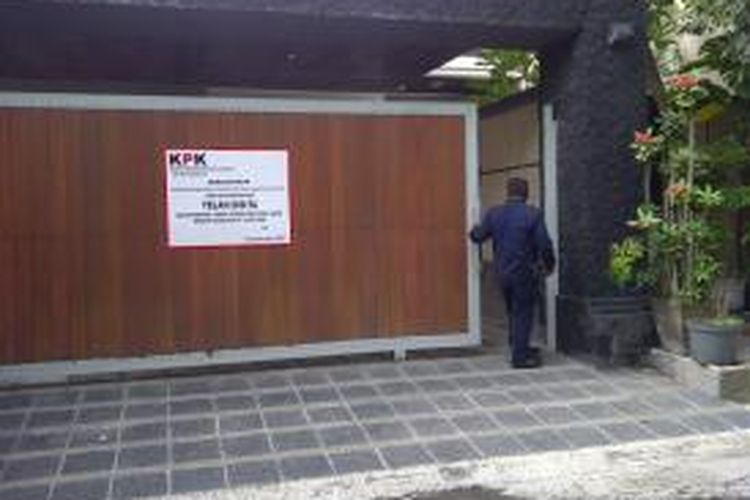 Petugas keamanan perumahan sedang memeriksa rumah Fuad Amin di Bali setelah disita KPK, Kamis (22/1/2015).