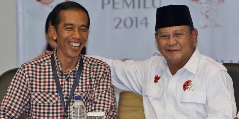 Capres Prabowo Subianto (kanan) berdampingan dengan capres Joko Widodo saat mengikuti Rapat Pleno Terbuka Pengundian dan Penetapan Nomor Urut Capres dan Cawapres Pemilu 2014 di Kantor KPU, Jakarta, 1 Juni 2014.