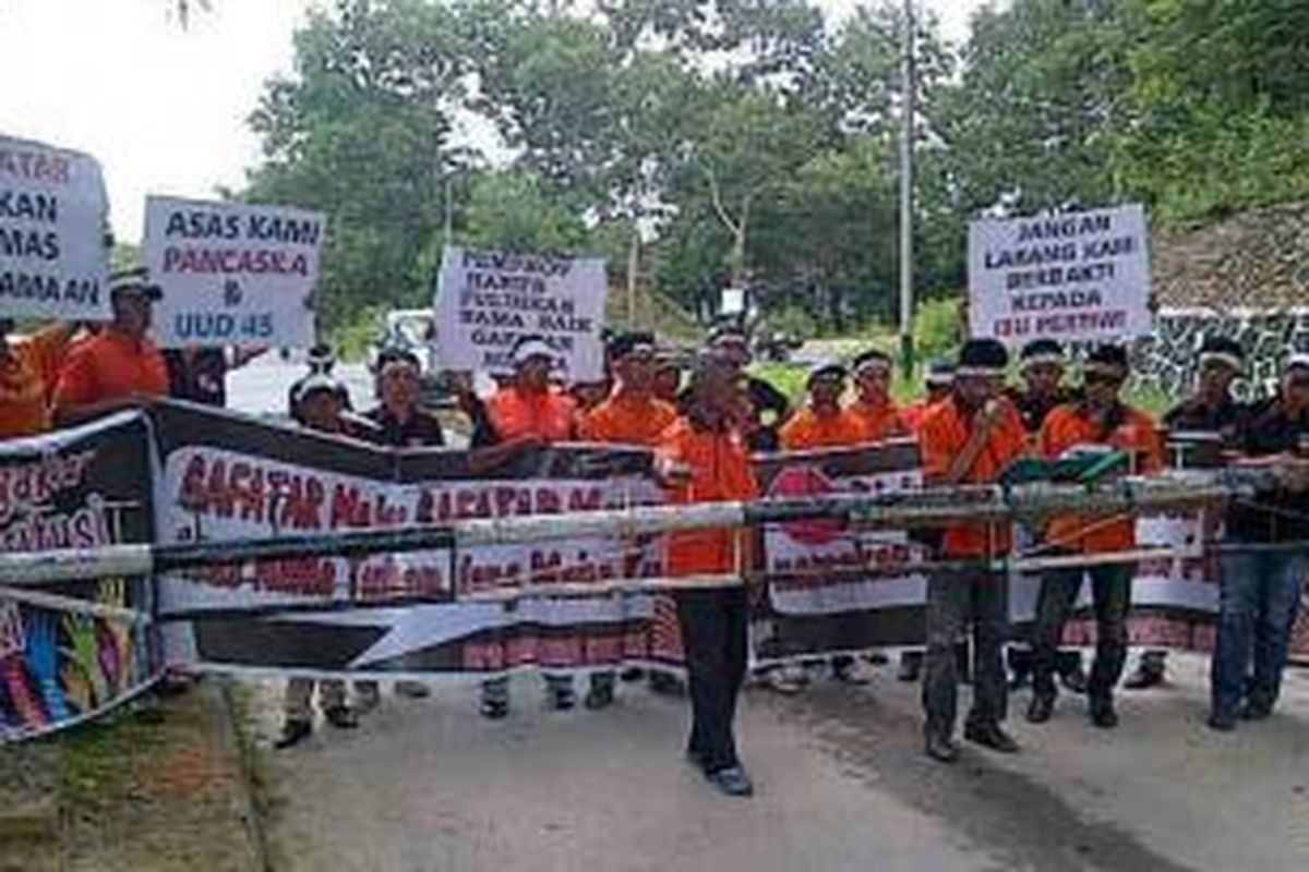 Puluhan pengikut Gerakan Fajar Nusantara (Gafatar) Sultra, mendatangi kantor Kanwil Agama dan kantor Gubernur Sultra menolak dikatakan organisasi yang menyebarkan ajaran sesat.