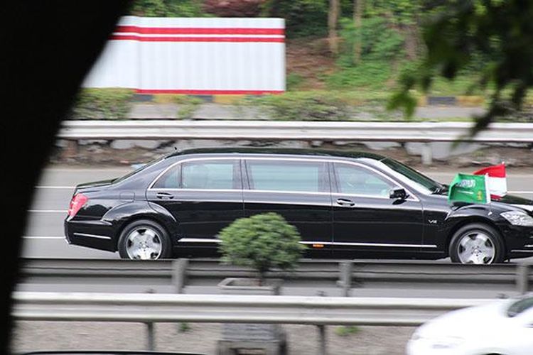 Raja Salman dalam Mercedes-Benz Maybach S600 Pulman Guard menuju istana Bogor, Rabu (1/3/2017)