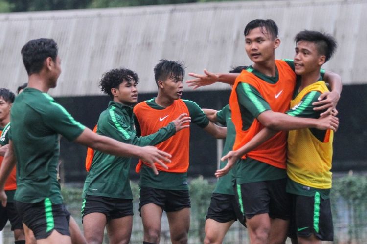 Pemain Timnas U-19 melakukan pemusatan latihan dan seleksi di Stadion Pakansari, Bogor, Selasa (1/10/2019)