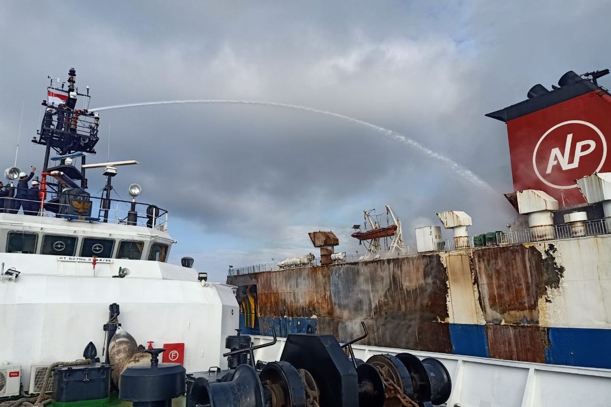 Proses pemadaman kapal terbakar di Selat Lombok.