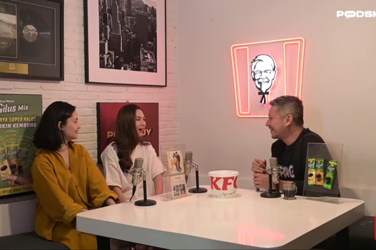 Aktris Clara Bernadeth, Jessica Mila, dan presenter Gading Marten di podcast kanal YouTube Kuy Entertainment.