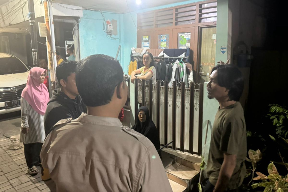 Polisi saat mendalami penemuan bayi di atap rumah Surabaya, Rabu (6/11/2024).