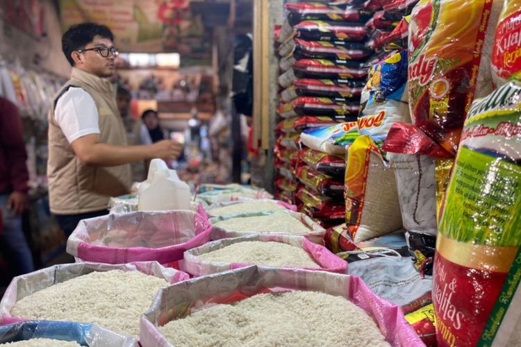Beras Premium Tembus Rp 17 Ribu per Kg di Pasar Pandansari, Pedagang Salahkan Kenaikan BBM