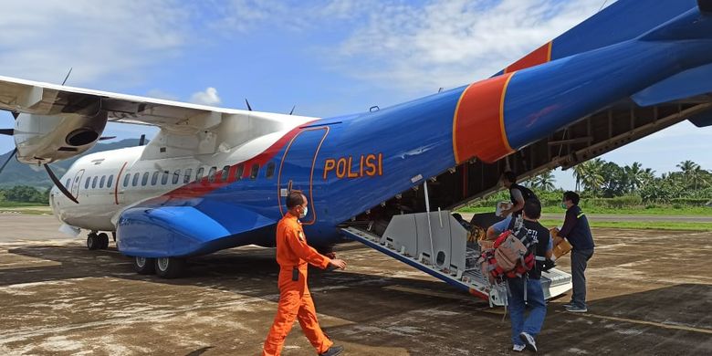 Pesawat kargo yang membawa bantuan penanganan darurat siklon tropis Seroja tiba di Bandar Udara (Bandara) El Tari, Kupang, Nusa Tenggara Timur pada pagi ini, Kamis (8/4)