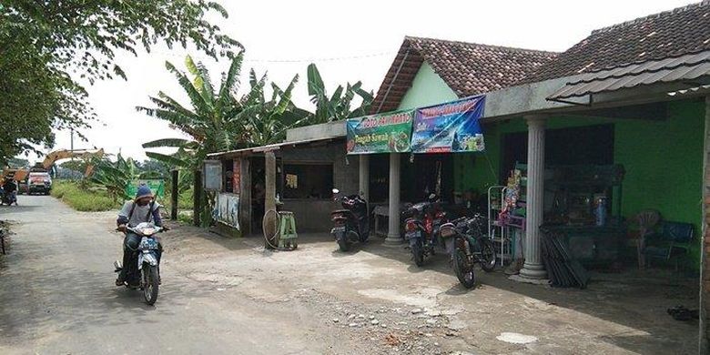 RUMAH TERAKHIR - Truk dum melintas di sekitar bangunan rumah Sumanto di Dukuh Ngentak, Desa Kranggan, Kecamatan Polanharjo, Klaten, Selasa (25/1/2022). 