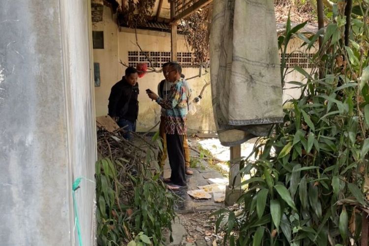 Kondisi Rumah Ibu Guritno di di Komplek Sukamenak Indah, Blok H RT 06 RW 01, Desa Sayati, Kecamatan Margahayu, Kabupaten Bandung, Jawa Barat yang terbengkalai sejak 20 tahun lalu