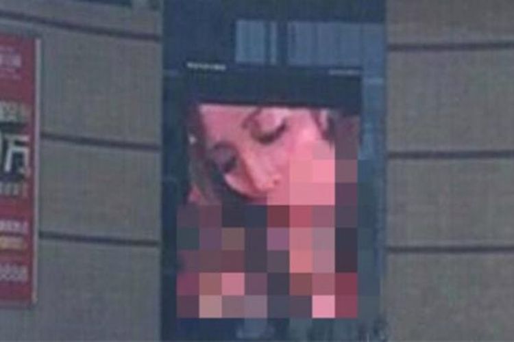Sebuah layar raksasa di sebuah pusat perbelanjaan di China menayangkan adegan film porno selama sembilan menit akibat kelalaian seorang pegawai.