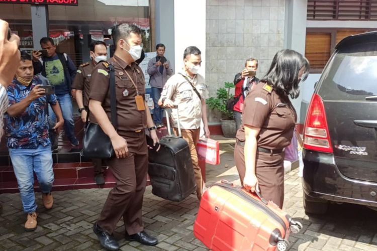 Tim dari Kejaksaan Negeri Garut yang melakukan penggeledahan membawa sejumlah dokumen dalam beberapa koper besar dari kantor DPRD Garut, Rabu (10/08/2022)