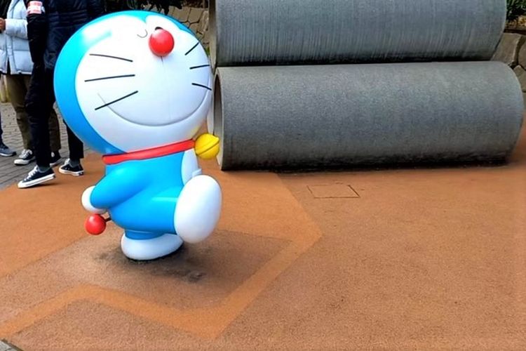 Patung Doraemon di tumpukan pipa seperti pada serial kartun Doraemon. Ukuran Doraemon ini disesuaikan dengan tinggi anak SD di Jepang, Kamis (19/01/2023).