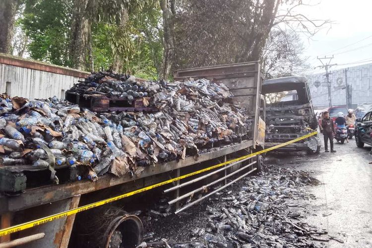 Truk Tangki BBM Terguling dan Terbakar di Cianjur, Satu Orang Luka Bakar