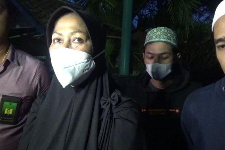 
Mimin Mintarsih (51) istri muda Yosef (55) saat selesai mendoakan kedua korban perampasan nyawa di Tempat Pemakaman Umum Istuning, Desa Jalancagak, Kecamatan Jalancagak, Kabupaten Subang, Senin (27/9/2021). 
