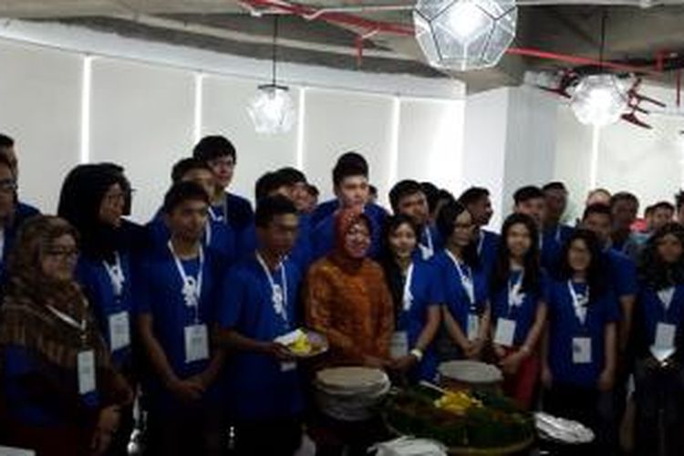 Walikota Surabaya, Tri Rismaharini, foto bareng peserta Start Surabaya di ForwardFactory, Spazio, Surabaya, Selasa (6/1/2015).