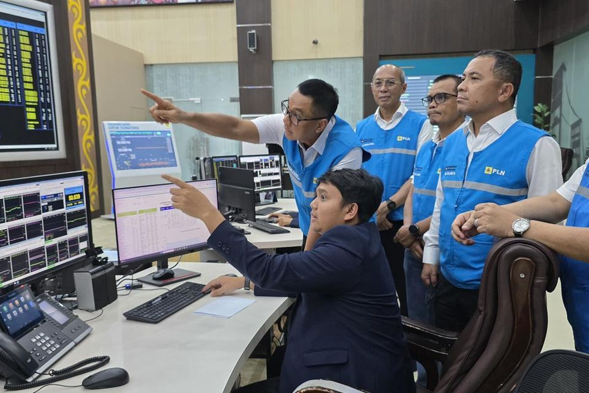 Direktur Utama PLN Darmawan Prasodjo memantau langsung proses pemulihan sistem kelistrikan Sumatra di Unit Induk Penyaluran dan Pusat Pengatur Beban Sumatra (UIP3BS), Pekanbaru, Riau. Pasokan listrik kini kembali normal dan terus dinyalakan ke seluruh pelanggan terdampak.