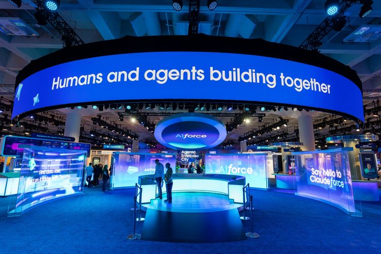 Salesforce Bawa CRM ke Claude dan Slack, Tak Perlu Buka Aplikasi Lagi