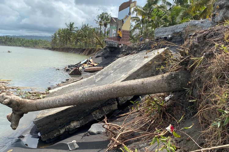 Abrasi dan gelombang tinggi menggulung rumah warga di Kecamatan Tempursari Lumajang