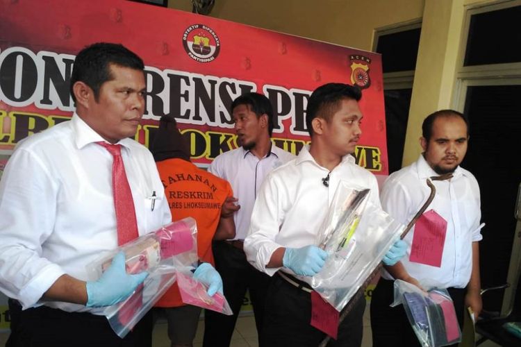 Polisi memperlihatkan barang bukti dan tersangka kasus pembunuhan PNS, M Ishak Zakaria, (47) di Mapolres Lhokseumawe, Senin (13/8/2018).